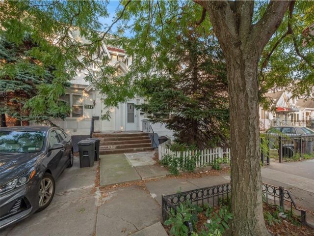  3 BR,  3.00 BTH &nbsp;Single family style home in Midwood