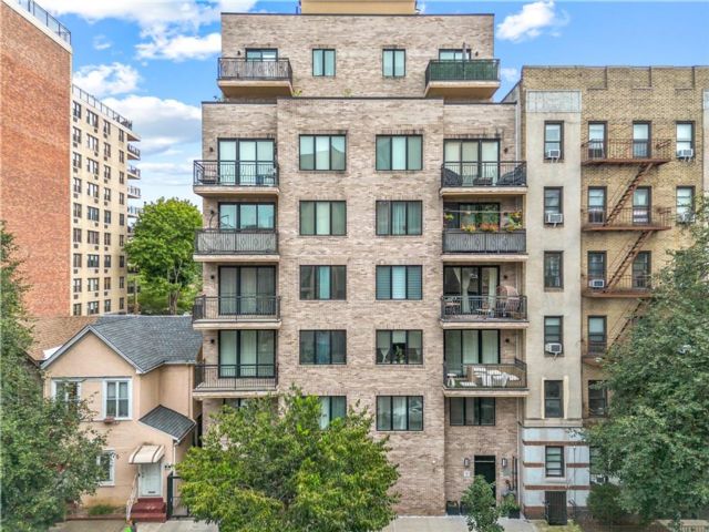  2 BR,  3.00 BTH &nbsp;Condominium style home in Midwood