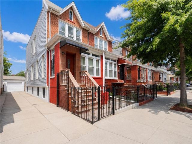  4 BR,  3.00 BTH &nbsp;Single family style home in East Flatbush