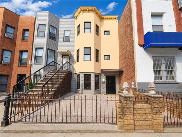  9 BR,  7.00 BTH &nbsp;Multi-family style home in Bay Ridge