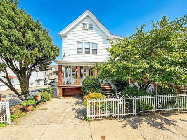  4 BR,  4.00 BTH &nbsp;Multi-family style home in Bath Beach