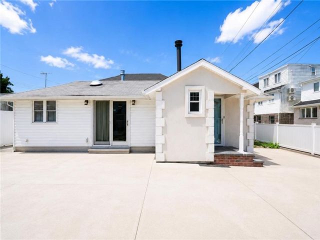 1 BR,  1.00 BTH &nbsp;Single family style home in Midland Beach