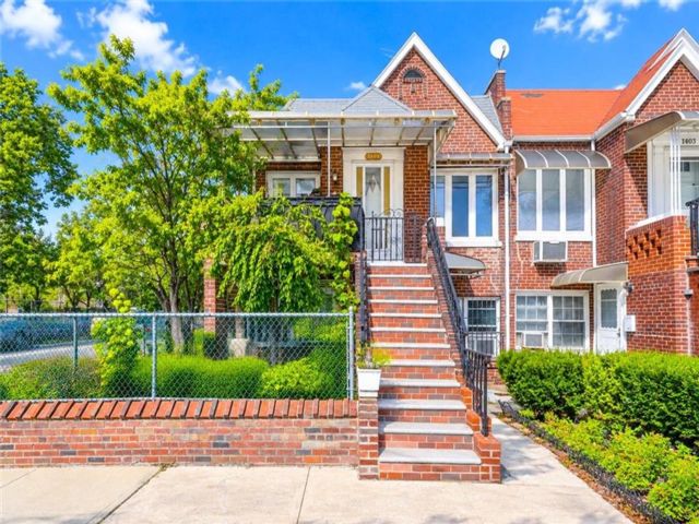  5 BR,  2.00 BTH &nbsp;Multi-family style home in Bath Beach