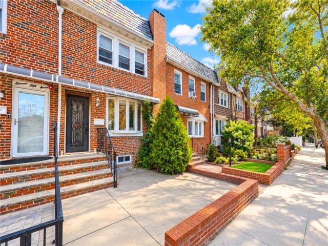  3 BR,  2.00 BTH &nbsp;Single family style home in Dyker Heights