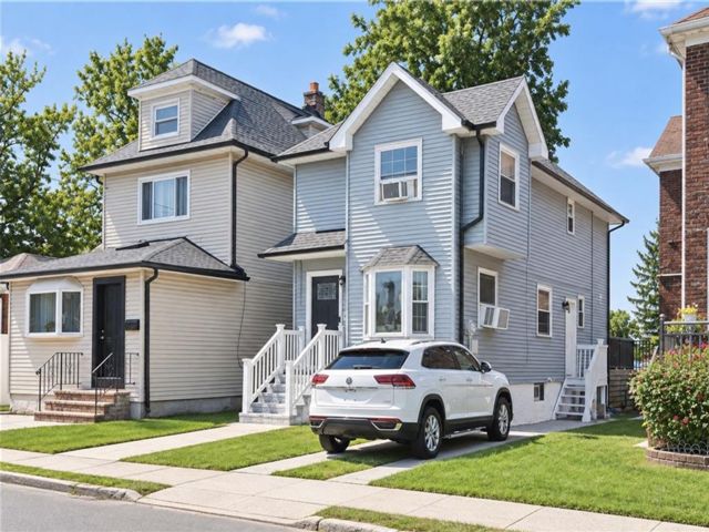  3 BR,  3.00 BTH &nbsp;Single family style home in Port Richmond