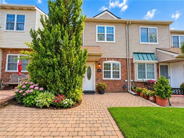  2 BR,  2.00 BTH &nbsp;Single family style home in Richmondtown