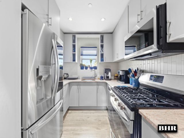  2 BR,  2.00 BTH &nbsp;Condo style home in Sheepshead Bay