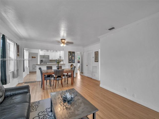  4 BR,  3.00 BTH &nbsp; style home in Hollywood