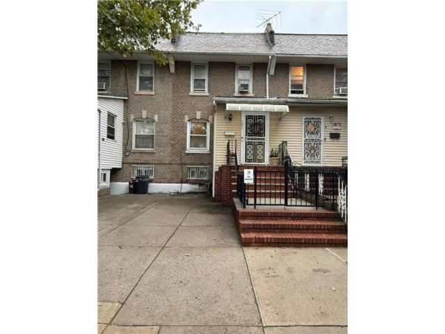  3 BR,  2.00 BTH &nbsp;Single family style home in Bensonhurst