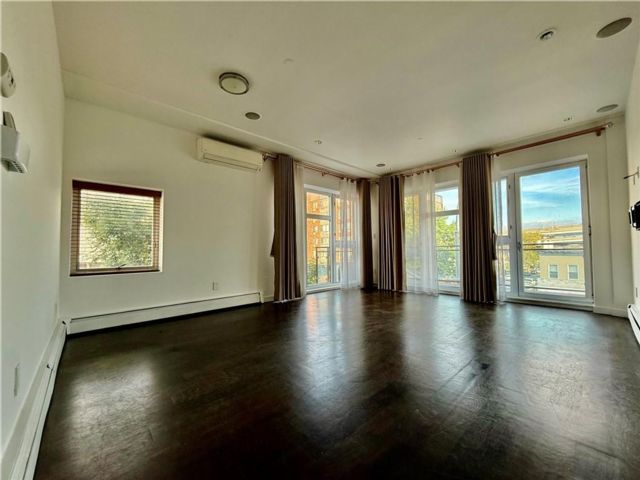  2 BR,  1.00 BTH &nbsp;Condominium style home in Bay Ridge
