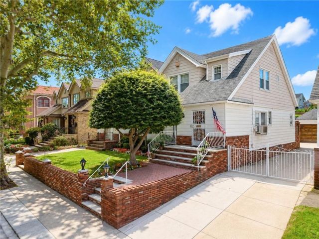  3 BR,  2.50 BTH &nbsp;Single family style home in Dyker Heights