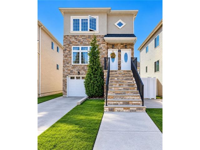  6 BR,  5.00 BTH &nbsp;Multi-family style home in Eltingville
