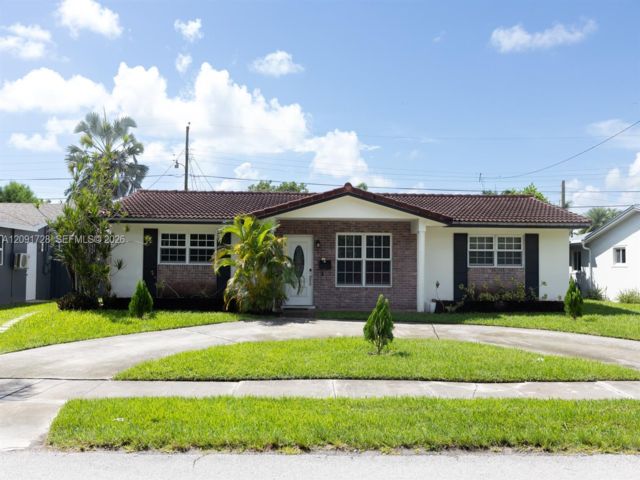  4 BR,  3.00 BTH &nbsp; style home in Hollywood