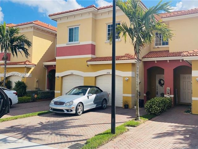  3 BR,  2.50 BTH &nbsp;Townhouse style home in Lauderdale Lakes