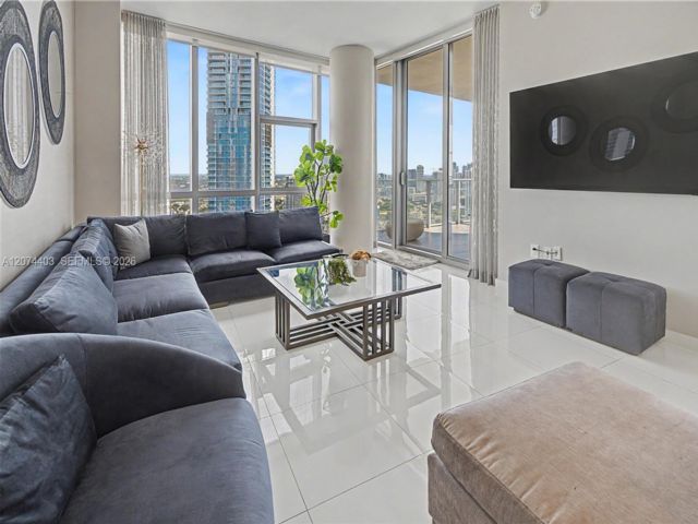 [PHOTO]