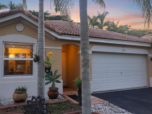  3 BR,  2.00 BTH &nbsp; style home in Weston