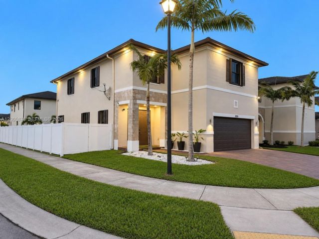  4 BR,  3.50 BTH &nbsp; style home in Hialeah