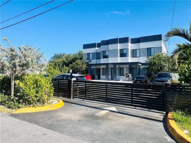  3 BR,  2.50 BTH &nbsp;Townhouse style home in Hallandale Beach