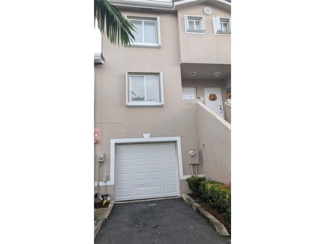  3 BR,  3.00 BTH &nbsp;Townhouse style home in Weston