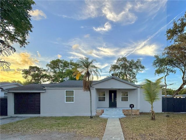  4 BR,  5.00 BTH &nbsp; style home in Biscayne Park
