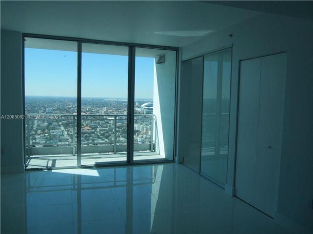 [PHOTO]