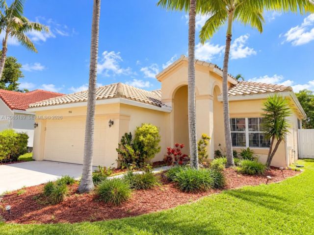  3 BR,  2.00 BTH &nbsp; style home in Weston