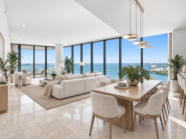  4 BR,  4.50 BTH &nbsp; style home in Miami
