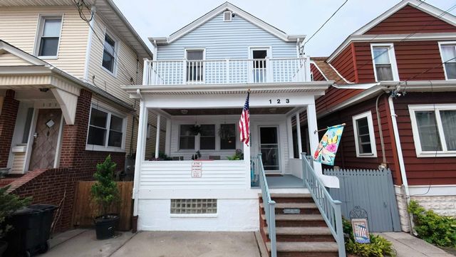  3 BR,  2.00 BTH &nbsp;2 story style home in Rockaway Beach