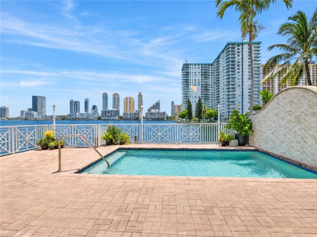  3 BR,  3.50 BTH &nbsp; style home in North Miami Beach