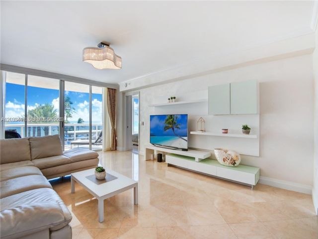 [PHOTO]