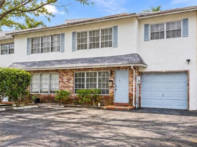  4 BR,  2.50 BTH &nbsp;Townhouse style home in Deerfield Beach