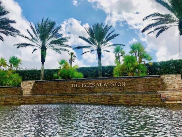  4 BR,  2.00 BTH &nbsp; style home in Weston