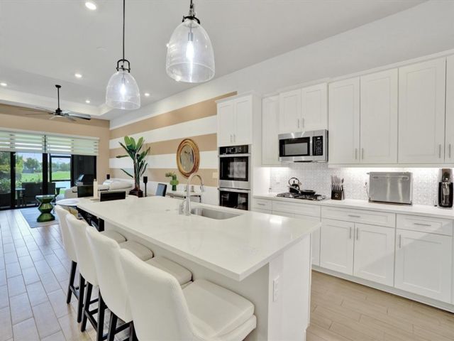  3 BR,  2.00 BTH &nbsp;Villa style home in Parkland