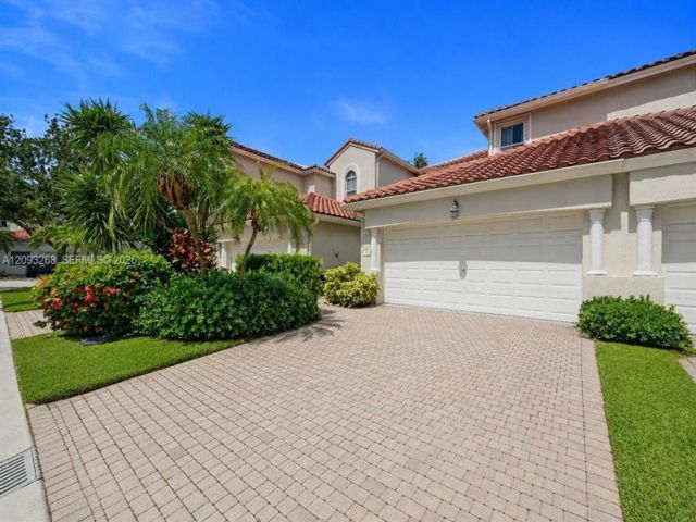  3 BR,  2.00 BTH &nbsp;Townhouse style home in Hollywood