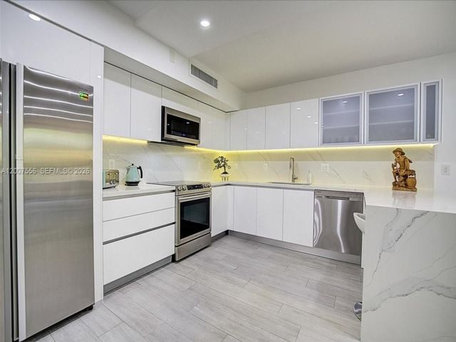  3 BR,  2.00 BTH &nbsp; style home in Key Biscayne