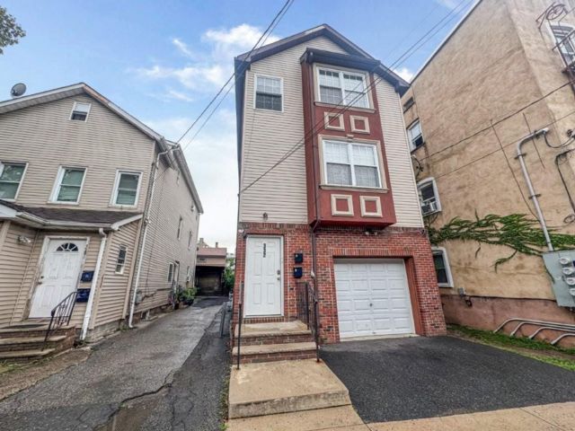  6 BR,  5.00 BTH &nbsp;Duplex style home in Orange