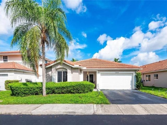  4 BR,  3.00 BTH &nbsp; style home in Sunrise
