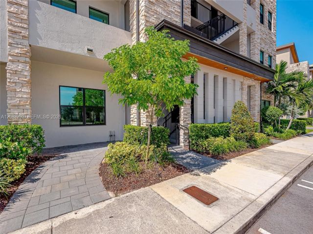  3 BR,  2.00 BTH &nbsp;Condo style home in Medley