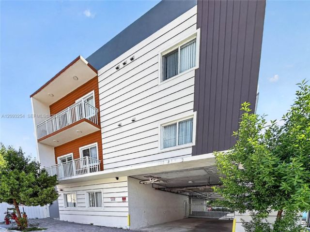  2 BR,  2.00 BTH &nbsp; style home in Miami