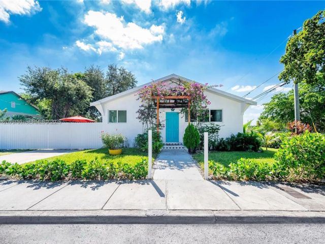  3 BR,  3.00 BTH &nbsp; style home in El Portal