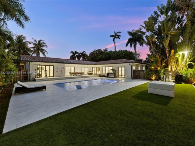  4 BR,  2.50 BTH &nbsp; style home in Hollywood