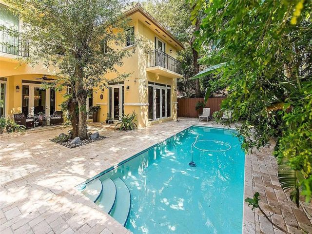  5 BR,  5.50 BTH &nbsp; style home in Miami
