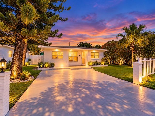  3 BR,  2.00 BTH &nbsp; style home in Hollywood