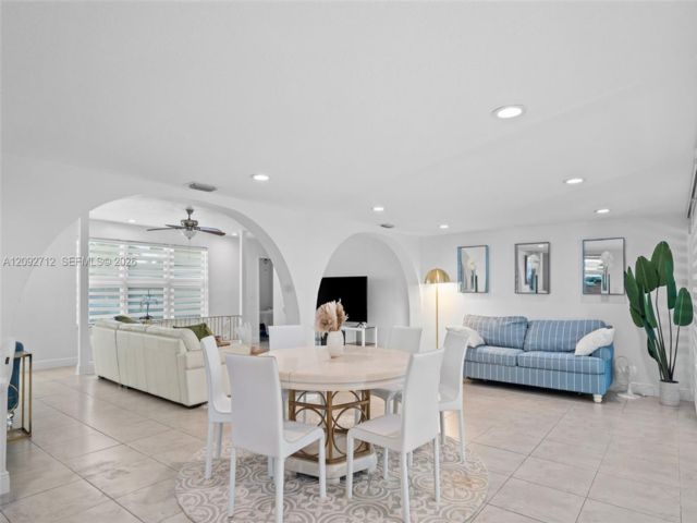  4 BR,  3.00 BTH &nbsp; style home in Hollywood