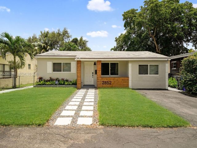  3 BR,  2.00 BTH &nbsp; style home in Hollywood