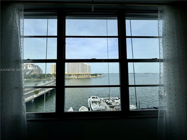 [PHOTO]