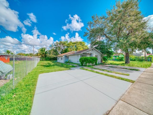  3 BR,  2.00 BTH &nbsp; style home in El Portal