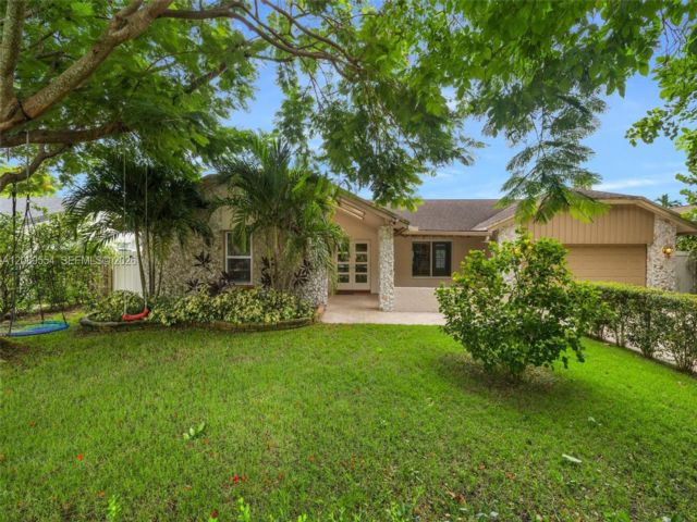  5 BR,  2.50 BTH &nbsp; style home in Plantation