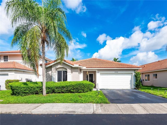  4 BR,  3.00 BTH &nbsp; style home in Sunrise