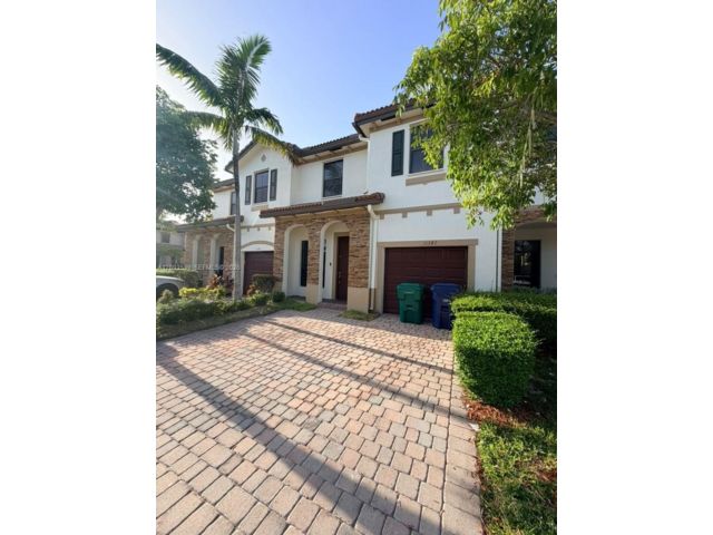  4 BR,  3.50 BTH &nbsp;Townhouse style home in Homestead